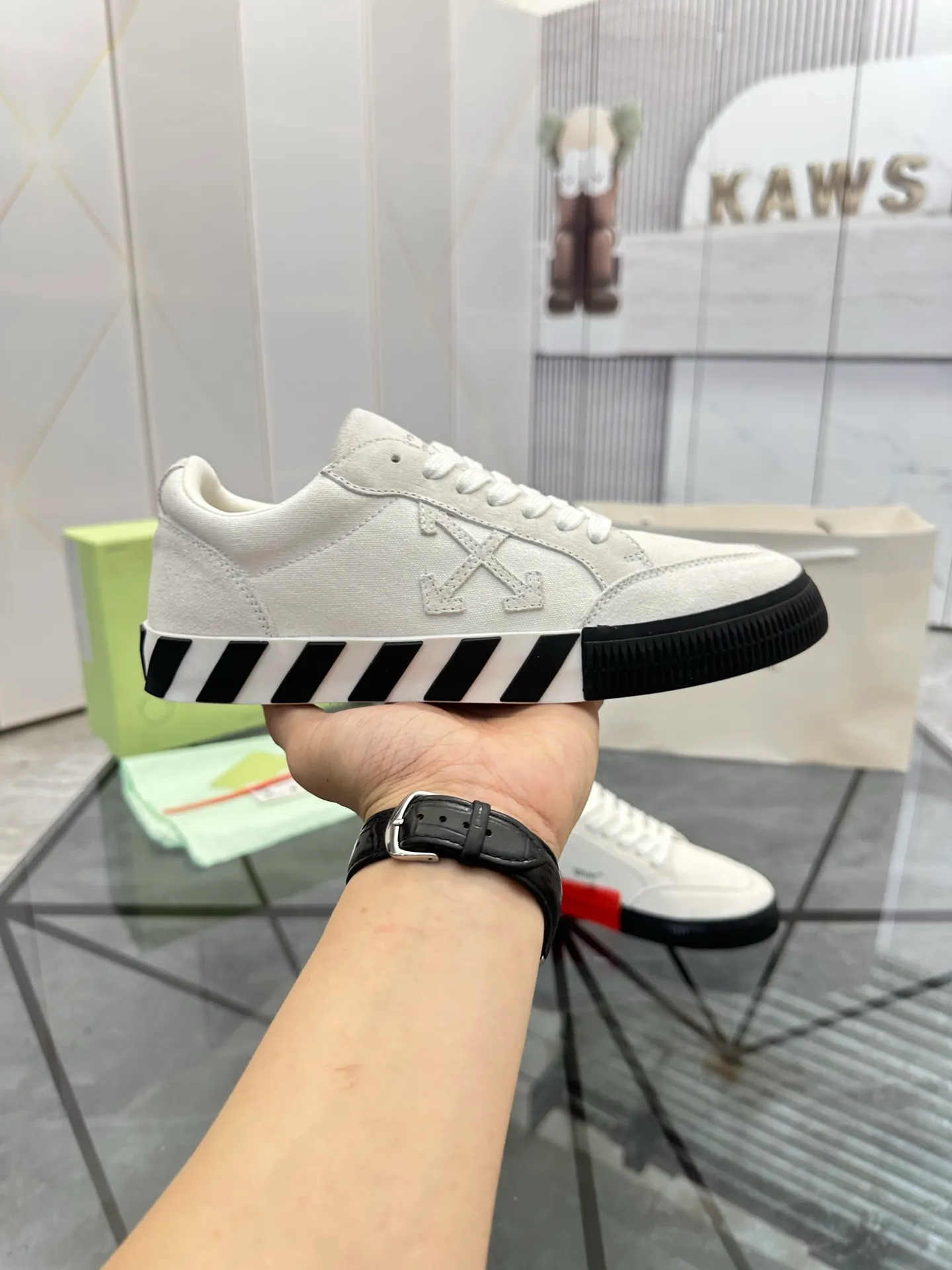 Selling men's shoes 💰: 💰P440¥ Product trademark: OFF WHITE * "OFF WHITE*" low-top casual shoes Regular size: 35-45 (can be customized to 46) Couple style Product materials: imported nubuck leather upper spliced ​​with original fabric, breathable lining, original outsole. No.: H203